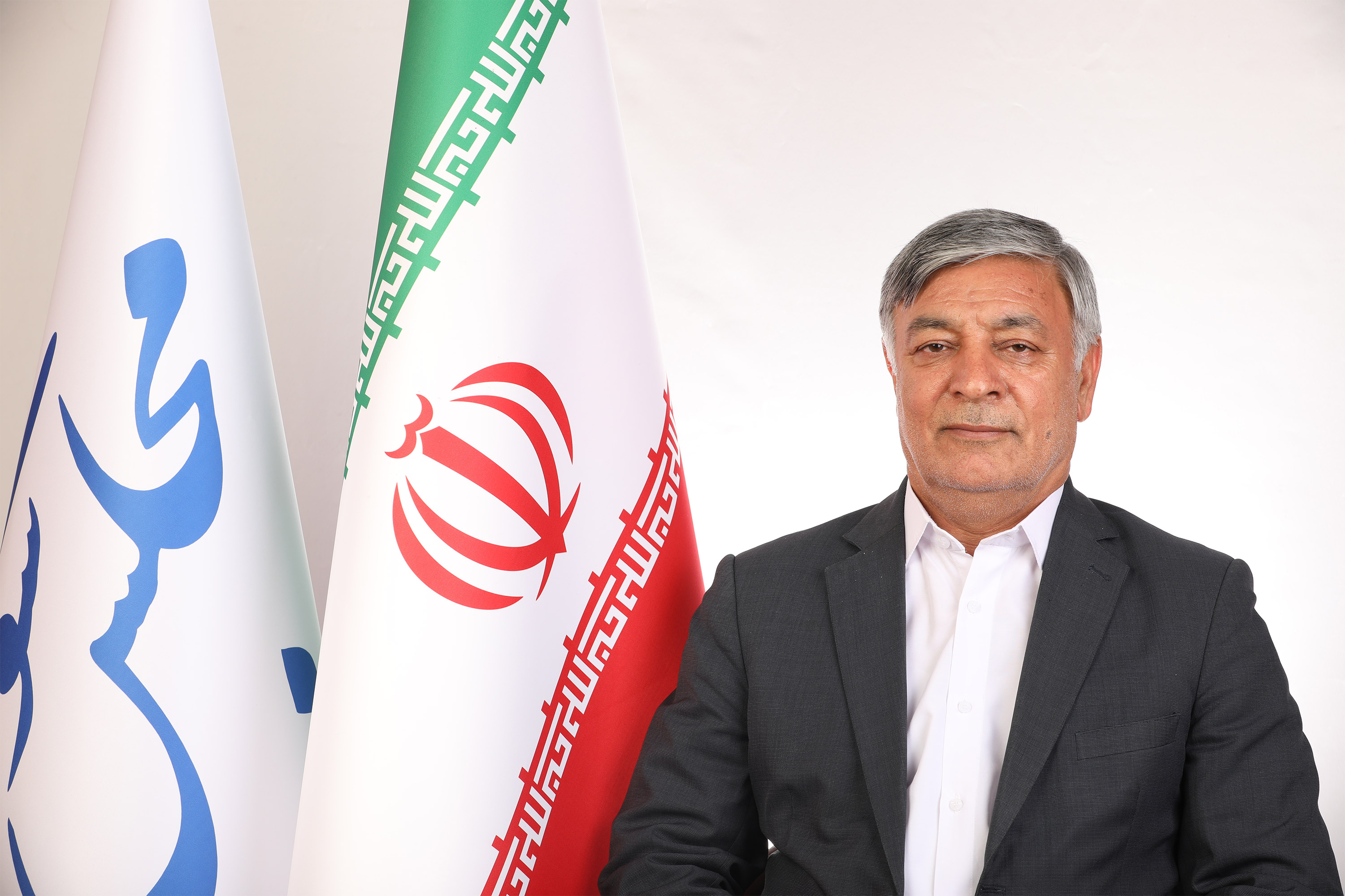 حل مشکلات معلمان و کارگران در دستور کار دولت باشد